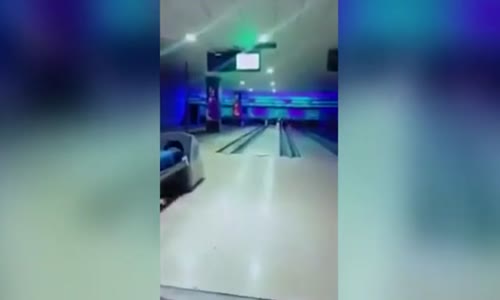 İlk Defa Bowling Oynayan Adam