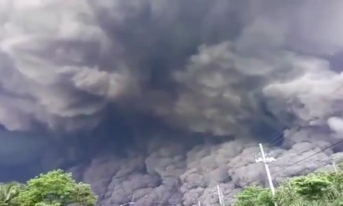 Guetemala'daki Fuego Yanardağı'nın Patlamasıyla Oluşan Kül Bulutlarından Kaçan İnsanların Korku Dolu Anları