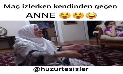 Maç İzlerken Kendinden Geçen Anne