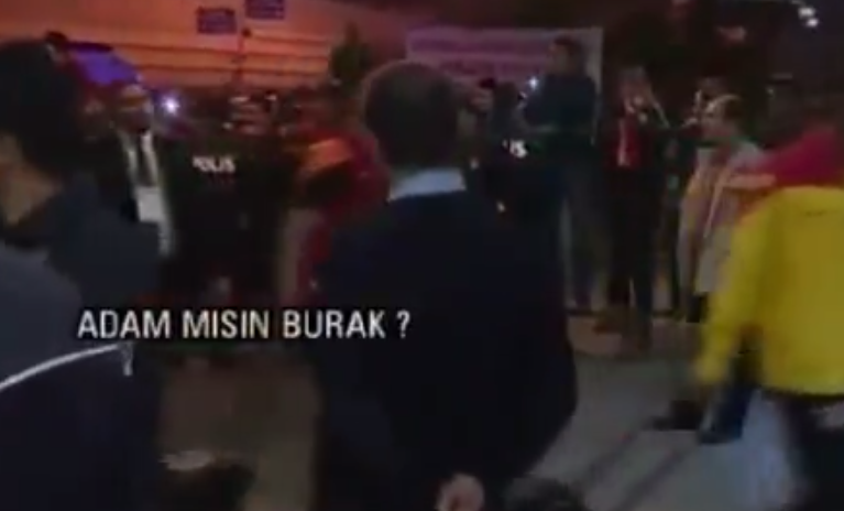 Burak Yılmaz'a Sen Adam mısın Diyen Taraftar