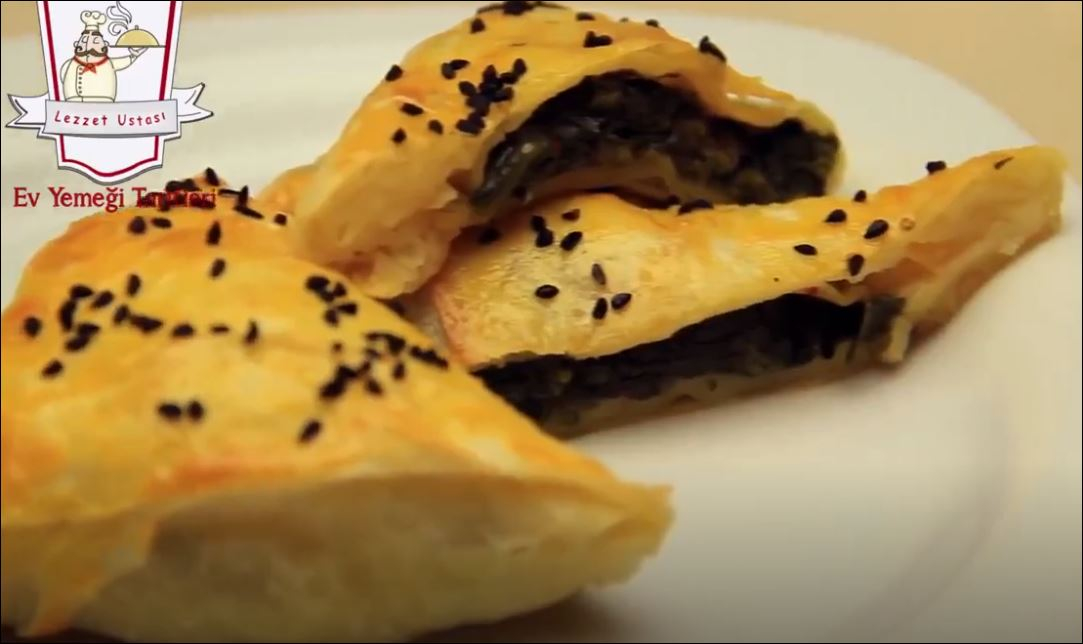 Ispanaklı Üçgen Puf Börek Tarifi Hazır Yufkalı Muska Şeklinde Börek