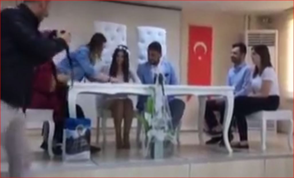 Heyecandan Gelin Yerine Nikah Şahidini Öpen Damat