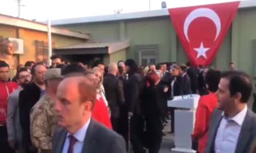 Cumhurbaşkanı Erdoğan Mehmetçiği Ziyarete Gelen Sanatçılarla Sohbet Etti