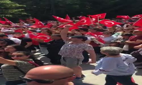 İzmir Marşına Farklı Bir Yorum Katan Adam