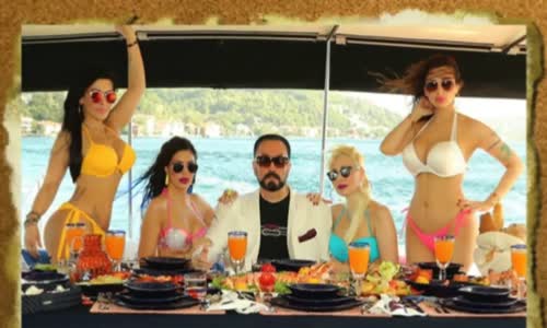 Adnan Oktar'ın Bikinili Kedicikler İle Yat Sefası