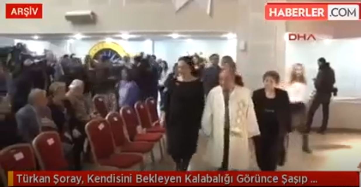 Türkan Şoray, Kendisini Bekleyen Kalabalığı Görünce Şaşıp Kaldı