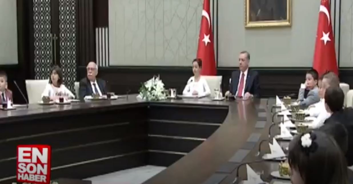 Erdoğan Ağlayan Şehit Çocuğunu Teselli Etti