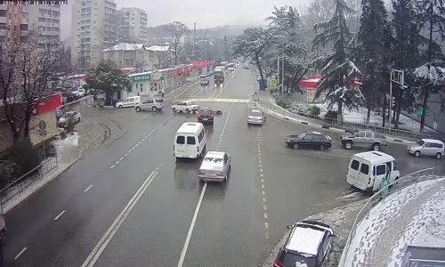 Kaza Yapınca Sahibini Fırlatıp Kendi Kendini Park Eden Araba