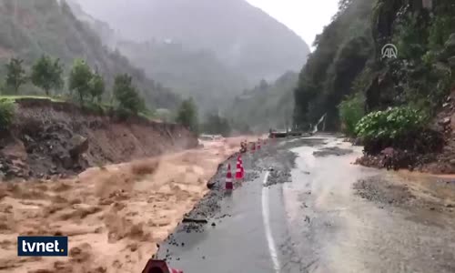 Rize'de Sel Asfaltı Yerinden Söktü