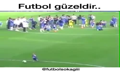 Minik Çocuğun Sahada Futbol Oynaması