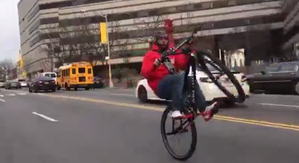 Şehir Trafiğinde Bmx'li Gencin İnanılmaz Gösterisi