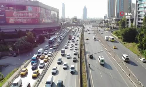 Bayram tatilinin sonlanmasıyla İstanbul’da oluşan trafik yoğunluğu havadan görüntülendi 