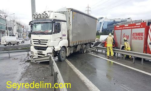 Basın Ekspres yolunda tır yoldan çıktı, trafik durdu