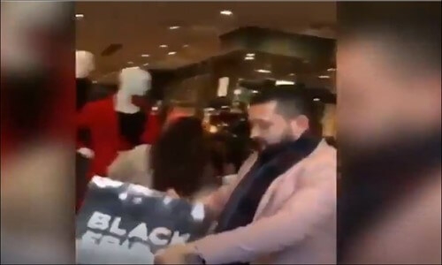 Mağazadaki Black Friday Kartonunu Yırtan Adam