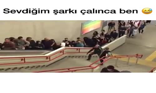 Şarkı Dinleyen Adam Bağıra Bağıra Eşlik Ediyor