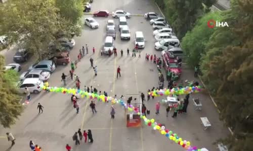 Çadırda kalan çocuklar depremin izlerini bir anlığına da olsa unuttu 