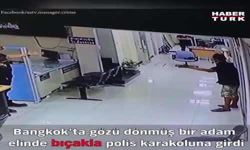 Elinde Bıçakla Polis Karakoluna Giren Adamı Sakinleştiren Polis 