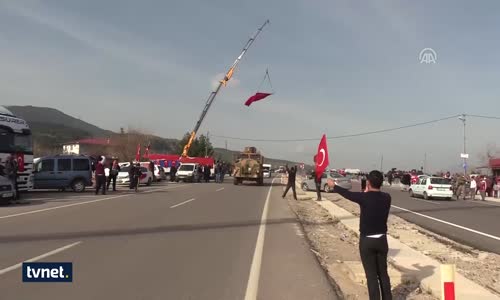 Halk Mehmetçiği Yalnız Bırakmadı Bayrağını Alan Sokağa Koştu