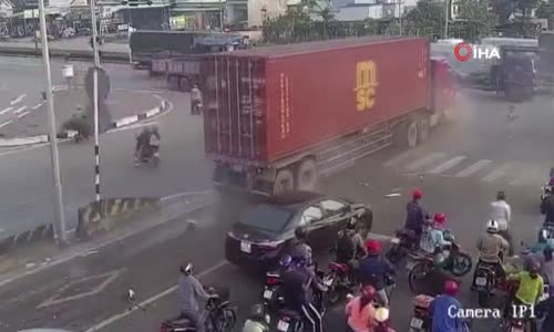 Tır sürücüsü kırmızı ışıkta duramadı araçları biçti geçti 