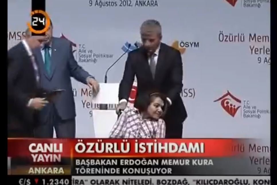 Engelli Kızın Şiiri Başbakan Erdoğan'ı Mest Etti