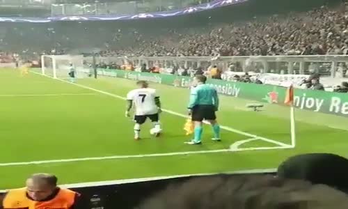 Quaresma'nın Yardımcı Hakeme Bacak Arası Atması