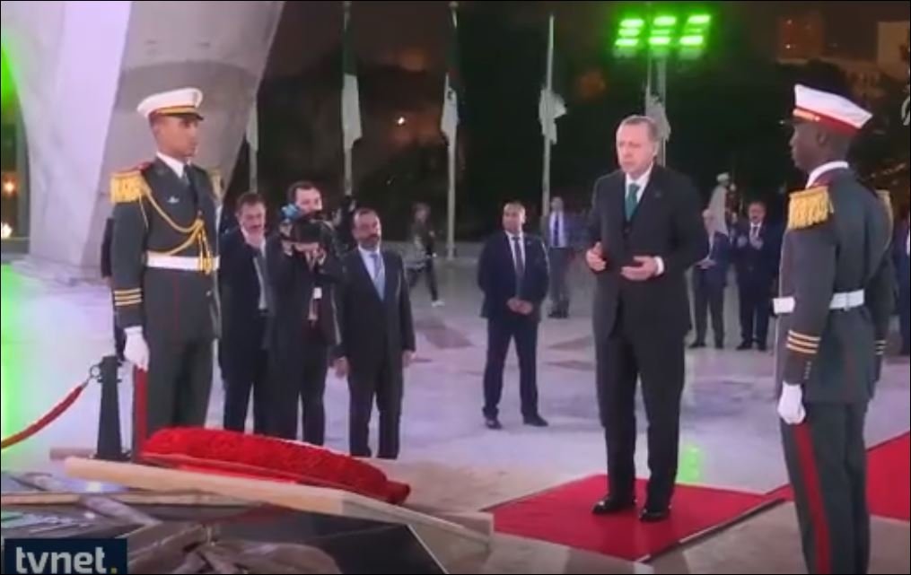 Cumhurbaşkanı Erdoğan Şehitler Abidesi'ne Çelenk Koydu