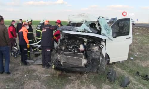 Bariyerlere çarpan kamyonet tarlaya düştü- 2 yaralı 