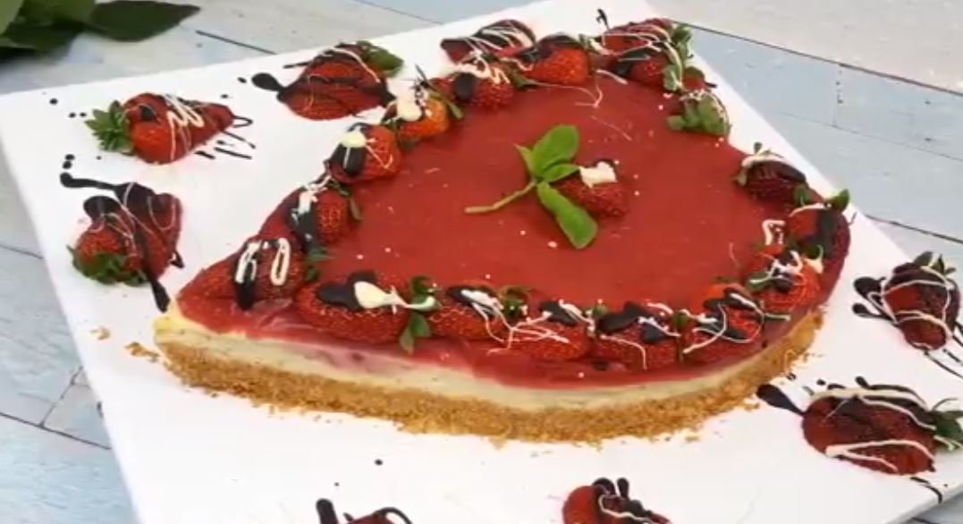 Çilekli Cheesecake Tarifi 