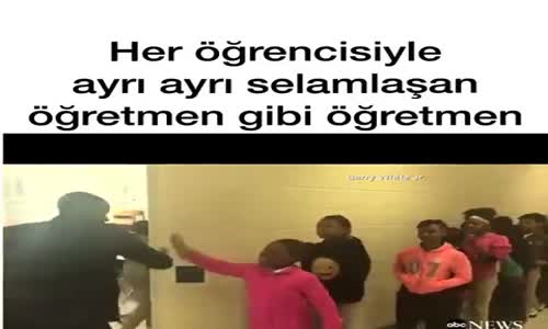 Her Öğrencisiyle Ayrı Ayrı Selamlaşan Öğretmen