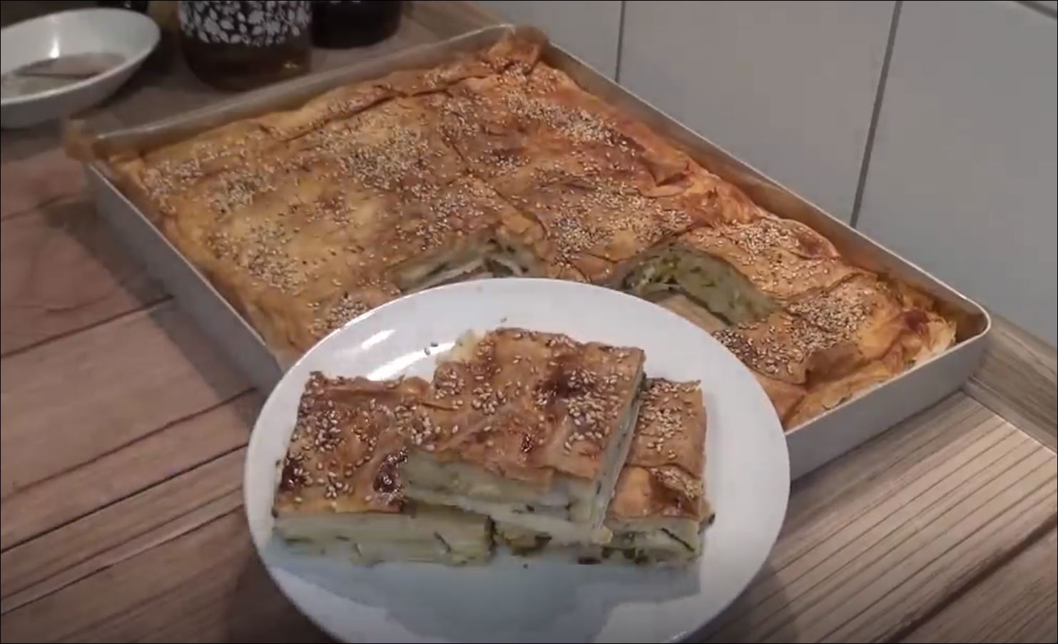 Hazır Yufkadan Tepside Peynirli Sodalı Börek Tarifi 