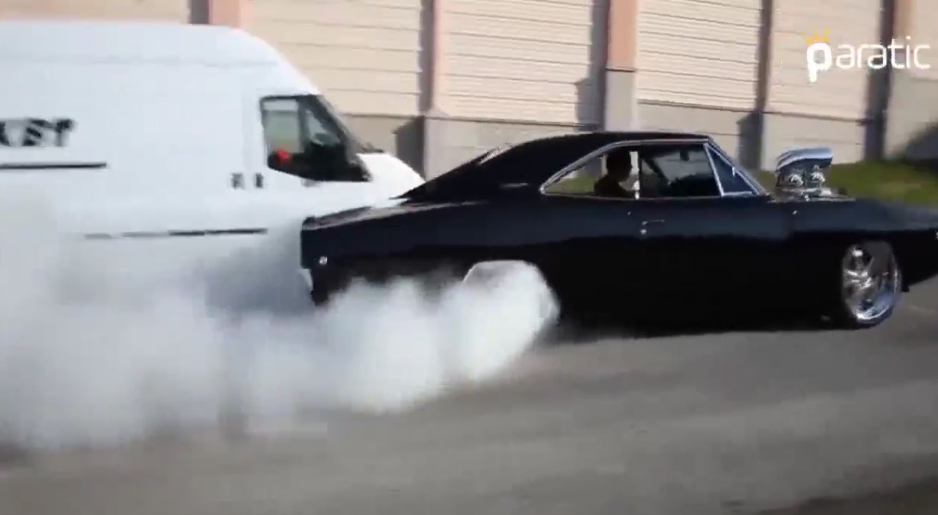 Dodge Charger'in Büyüleyici Lastik Yakma Performansı