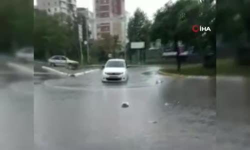 Yoğun yağış sonrası sipariş götüren motosikletli kuryeler mahsur kaldı 