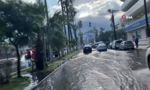 İskenderun'da anıt meydanı ve caddeler sular altında kaldı 