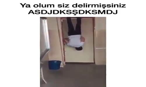 Kapıda Asılı Duran Lise Öğrencisi 