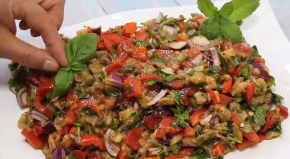 Fırında Közlenmiş Patlıcan Salatası Tarifi