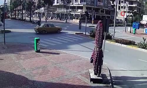 Bomboş bulvarda birbirlerine girdiler, motosiklet sürücüsü ölümden döndü