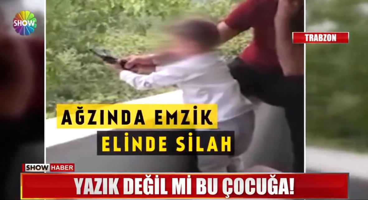 Ağzında Emziği Olan Çocuğun Eline Silah Vererek Ateş Ettiren Maganda Baba 