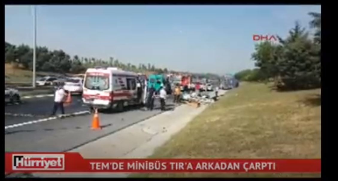 TEM-de Minibüs TIR-a Arkadan Çarptı