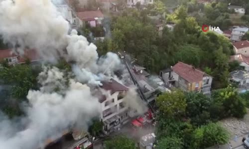 Üsküdar'da çatı katında yangın- Anne ve 2 çocuğu mahsur kaldı 