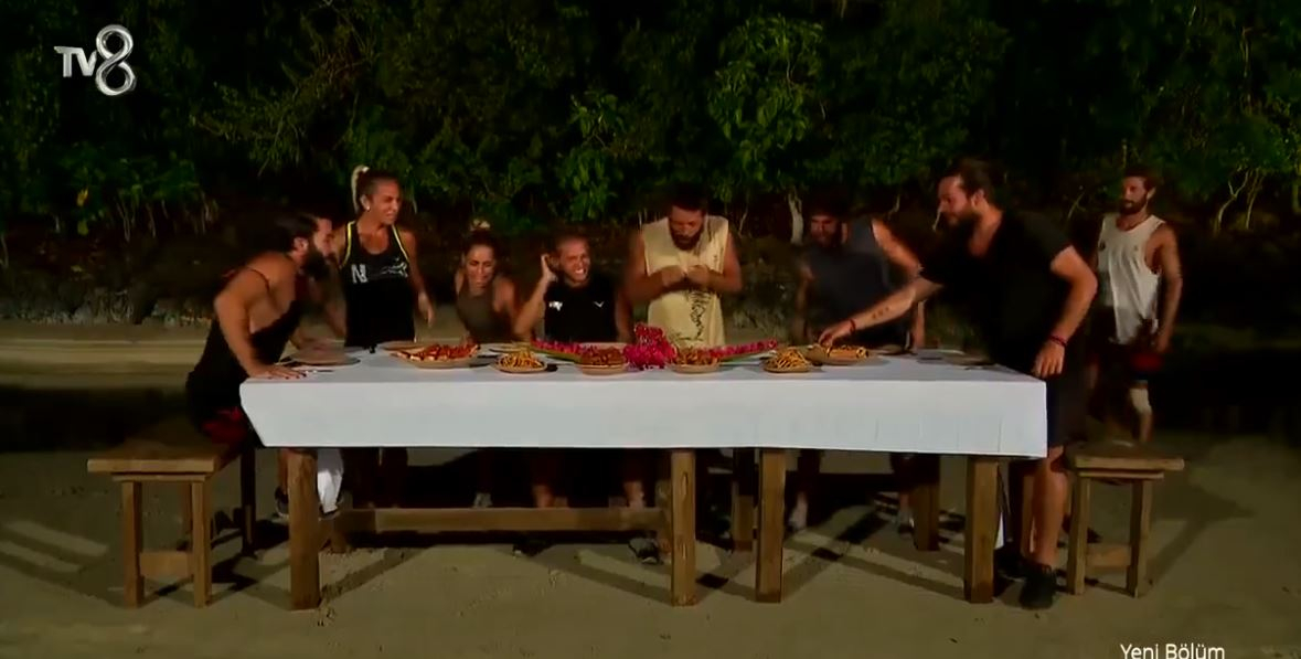 Yarışmacılar Kenan Doğulu'yu Dinlemeden Önce Karınlarını Doyurdular 105. Bölüm Survivor 2018