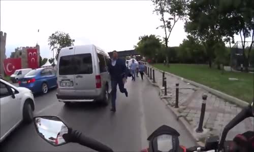 Trafikte Tüm Absürt Olaylara Denk Gelen Motorcu