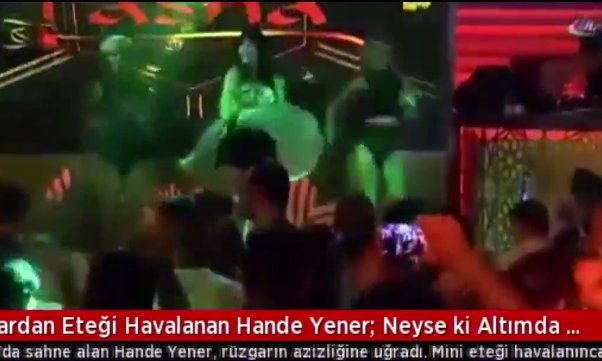  Rüzgardan Eteği Havalanan Hande Yener: Neyse ki Altımda Babannemin Donu Var Dedi