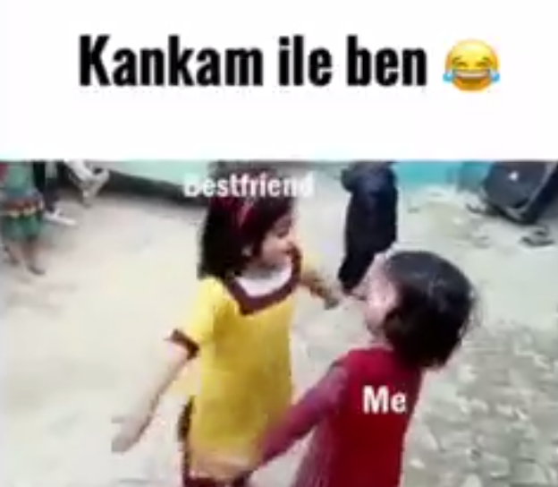 Kankası İle Oynuyan Küçük Kız