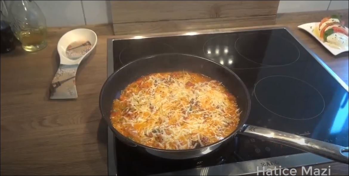 Kaşarlı Menemen Tarifi