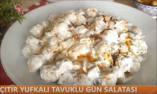 Çıtır Yufkalı Tavuklu Nohut Salatası 