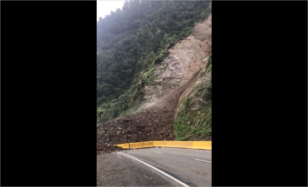 Yeni Zelanda'da Sürücünün Önüne Kayan Toprak