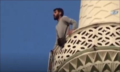 Tüfekle Minareye Çıkıp Vatandaşlara Böyle Ateş Açtı