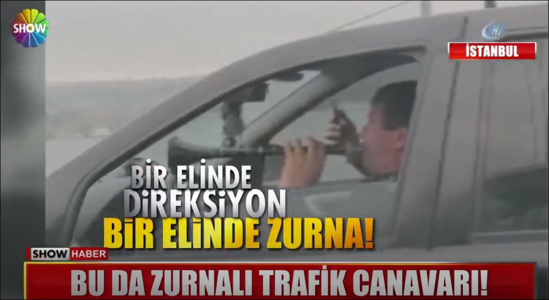  Köprüde Aracını Kullanırken Bir Yandan da Zurna Çalan Adam