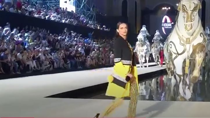  Adriana Lima Antalya'da Podyuma Çıktı 