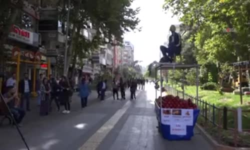 Tablasının Üzerine Çıkıp Zabıtayı Protesto Eden Seyyar Satıcı